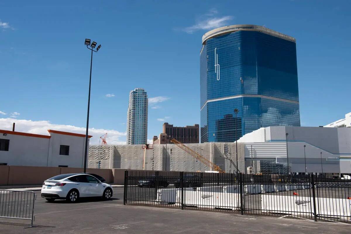 Un Tesla que se dirige a Resorts World sale de la estación Vegas Loop West en el Las Vegas Con ...