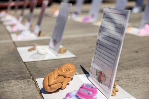 Un monumento a los no nacidos durante la manifestación contra el aborto "Honrando a nuestros b ...