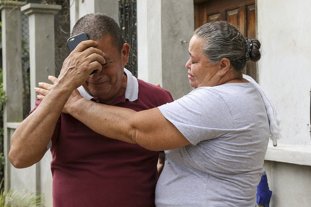 José Santos Bueso, padre de Jazmín Nayarith Bueso, es consolado por un vecino en su casa en E ...