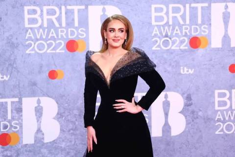Adele posa para los fotógrafos a su llegada a los Brit Awards 2022 en Londres el martes 8 de f ...