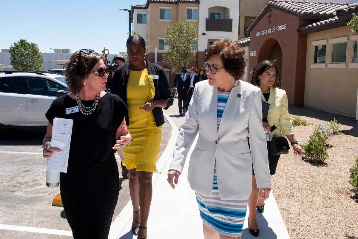 Audra Hamernik, a la izquierda, presidenta y directora ejecutiva de Nevada HAND, ofrece a la se ...