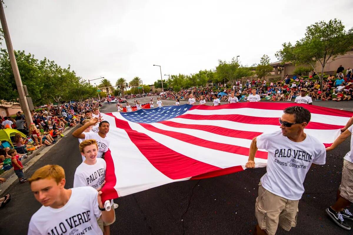 En esta foto de archivo del 4 de julio de 2015, una bandera estadounidense gigante es portada d ...