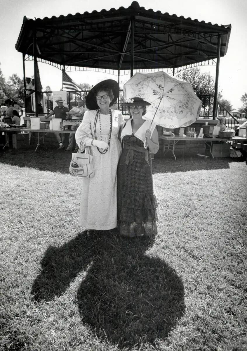 Esta foto de archivo del 4 de julio de 1981 muestra a mujeres vestidas para el desfile en Bould ...