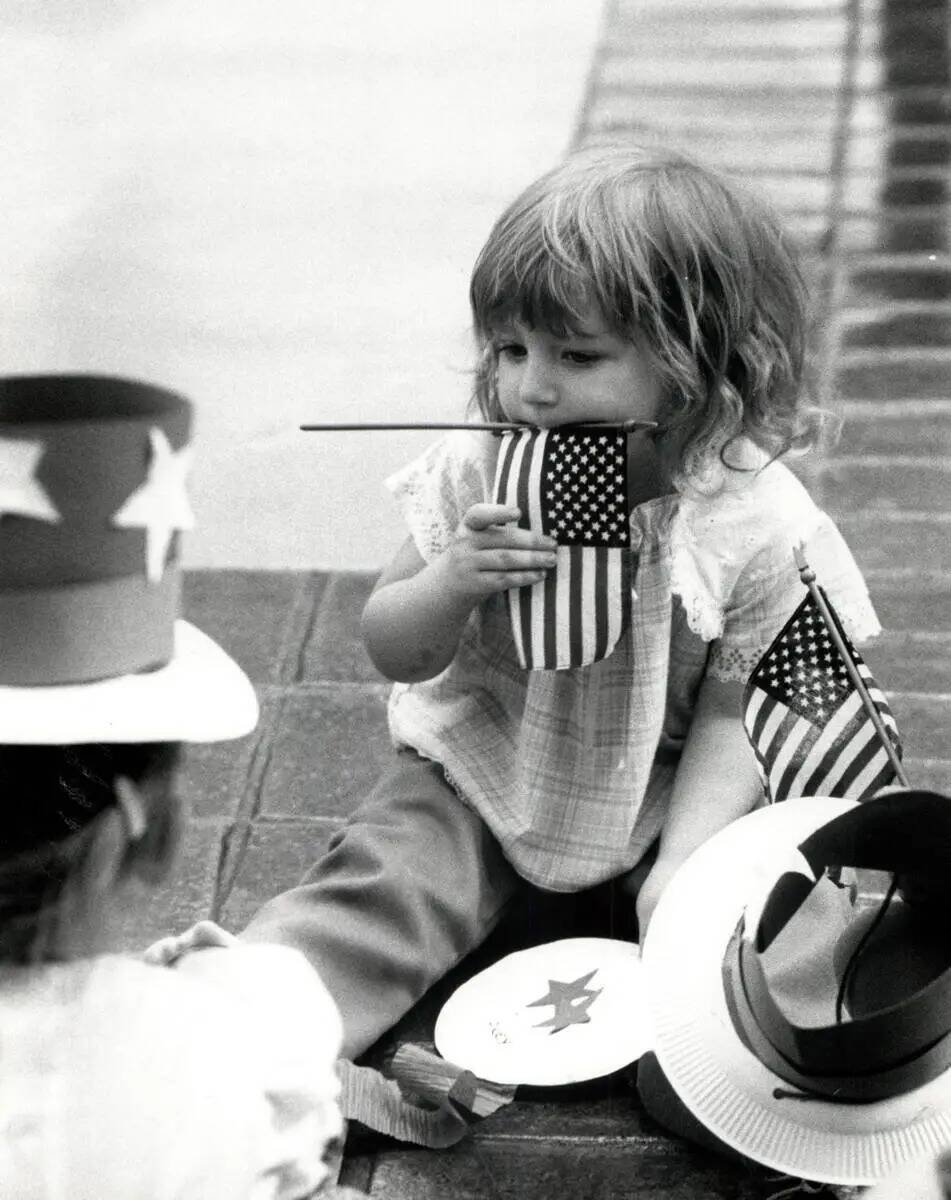 Esta foto de archivo del 4 de julio de 1982 muestra a una niña sosteniendo una bandera en Boul ...