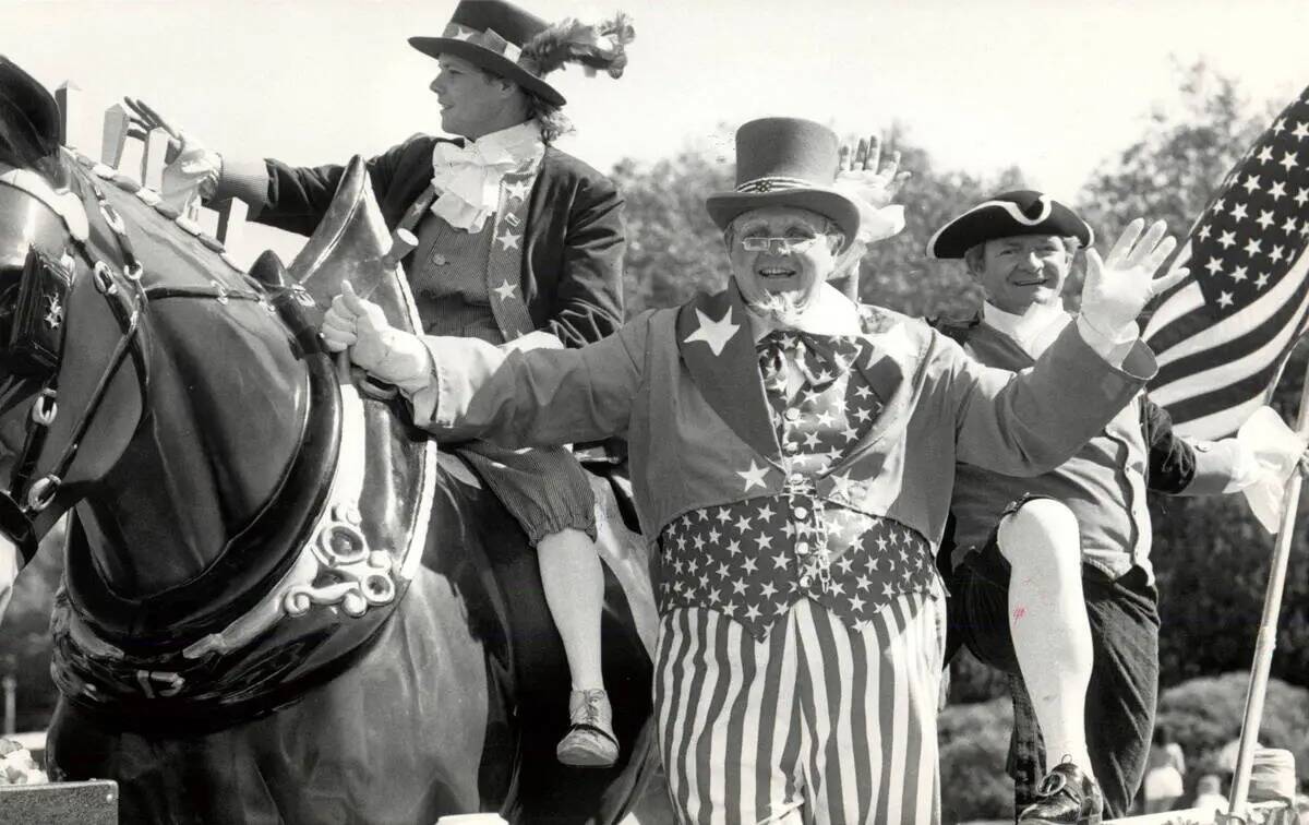 Esta foto de archivo del 4 de julio de 1986 muestra a hombres vestidos con trajes patrióticos ...