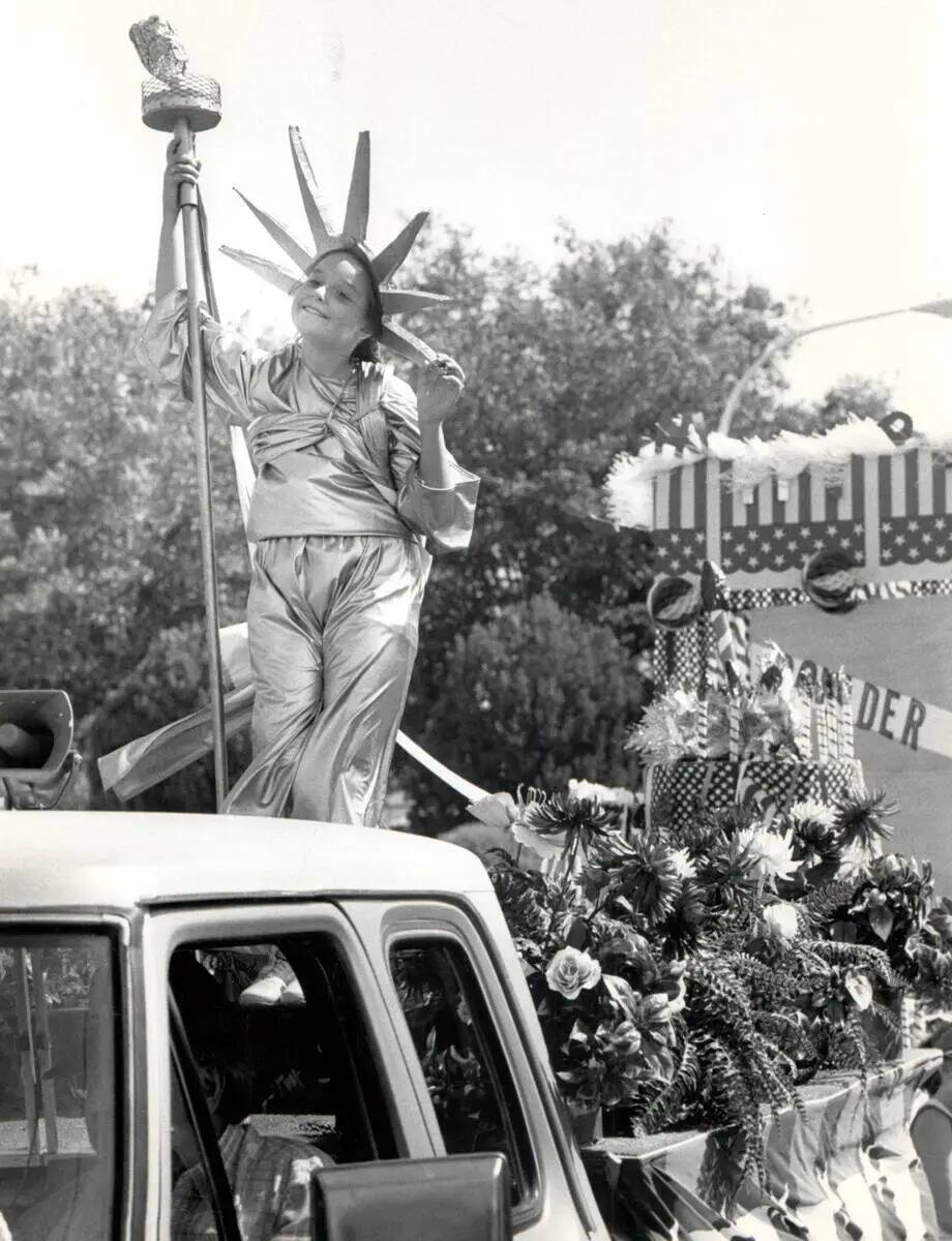 Esta foto de archivo del 4 de julio de 1986 muestra a una chica disfrazada para el desfile en B ...
