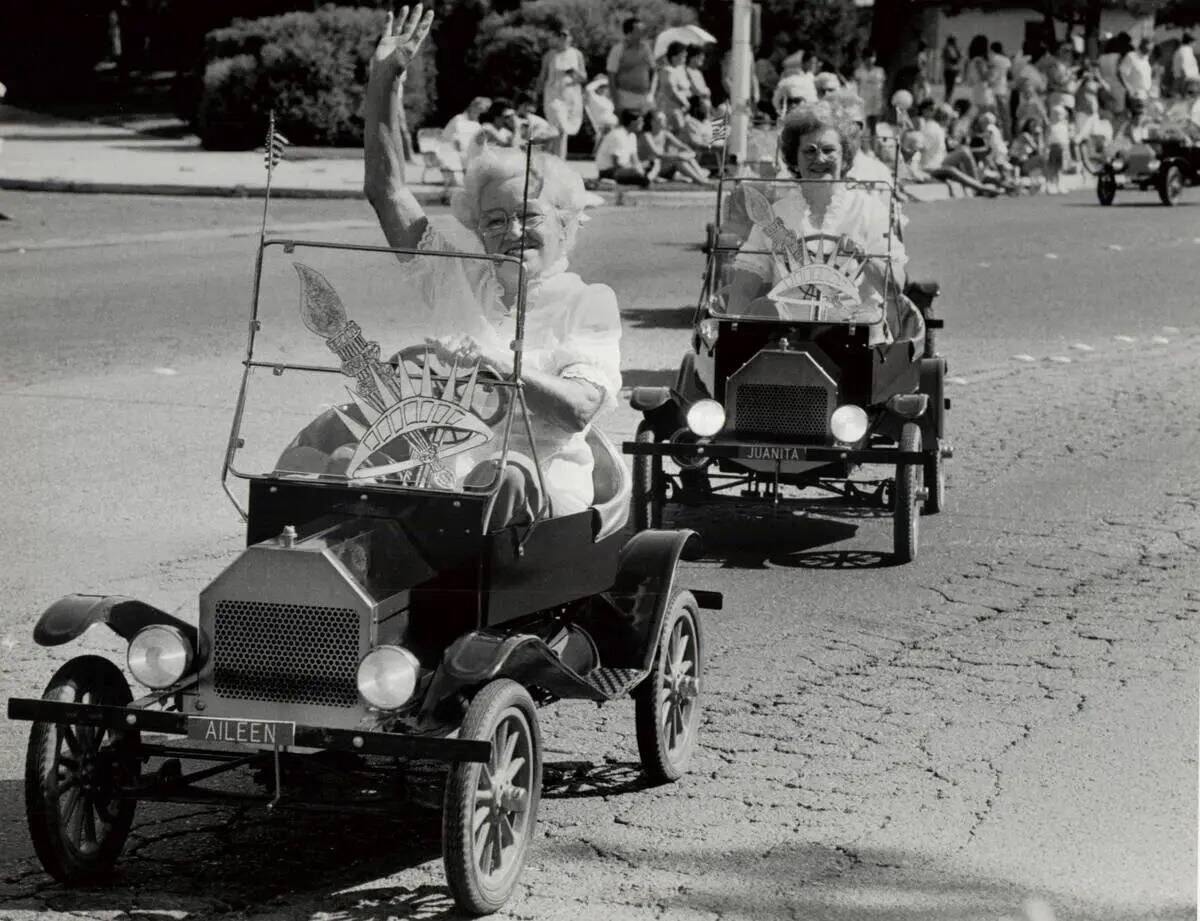 Esta foto de archivo del 4 de julio de 1986 muestra a mujeres que participan en el desfile del ...