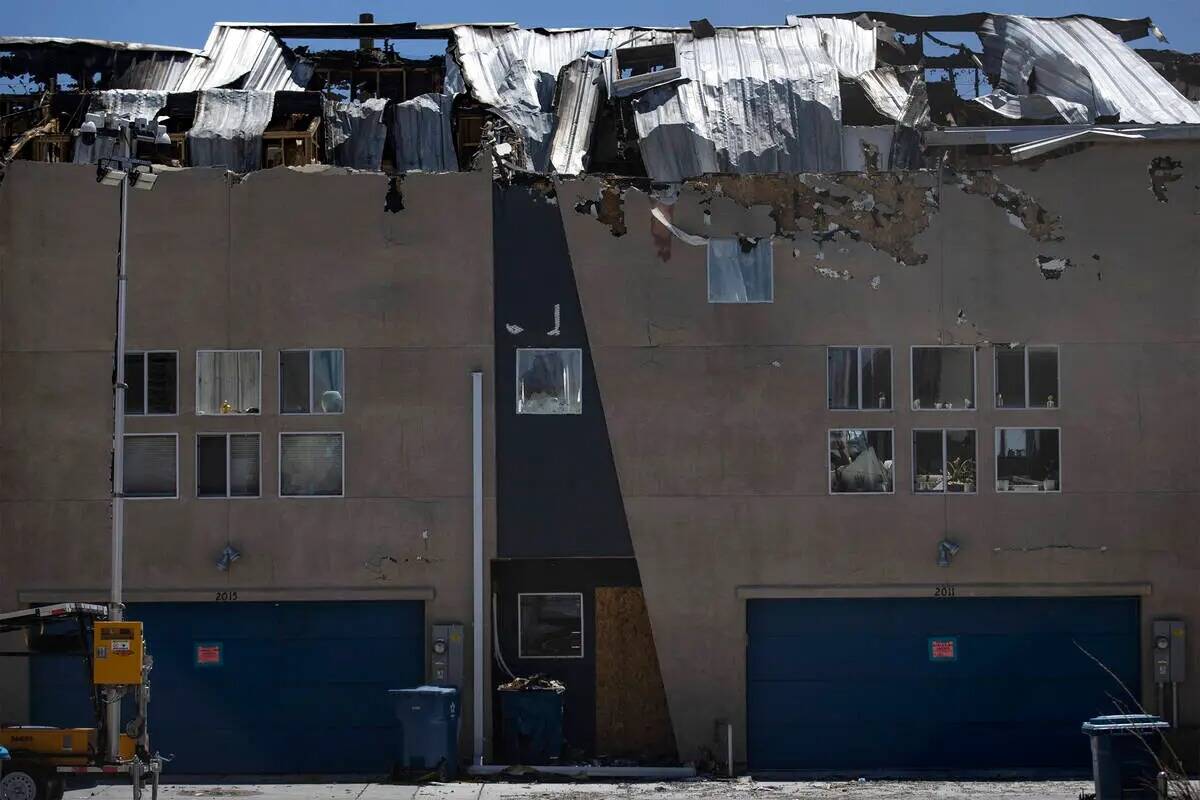La unidad de renta de Emily Smith, a la derecha, está dañada por el incendio que destruyó al ...