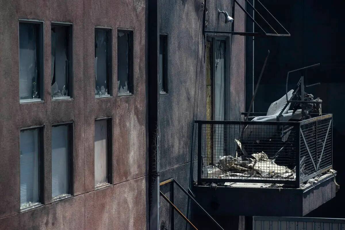 Los daños de un incendio se ven desde el balcón de Fernando Miro en Urban Lofts Townhomes y l ...