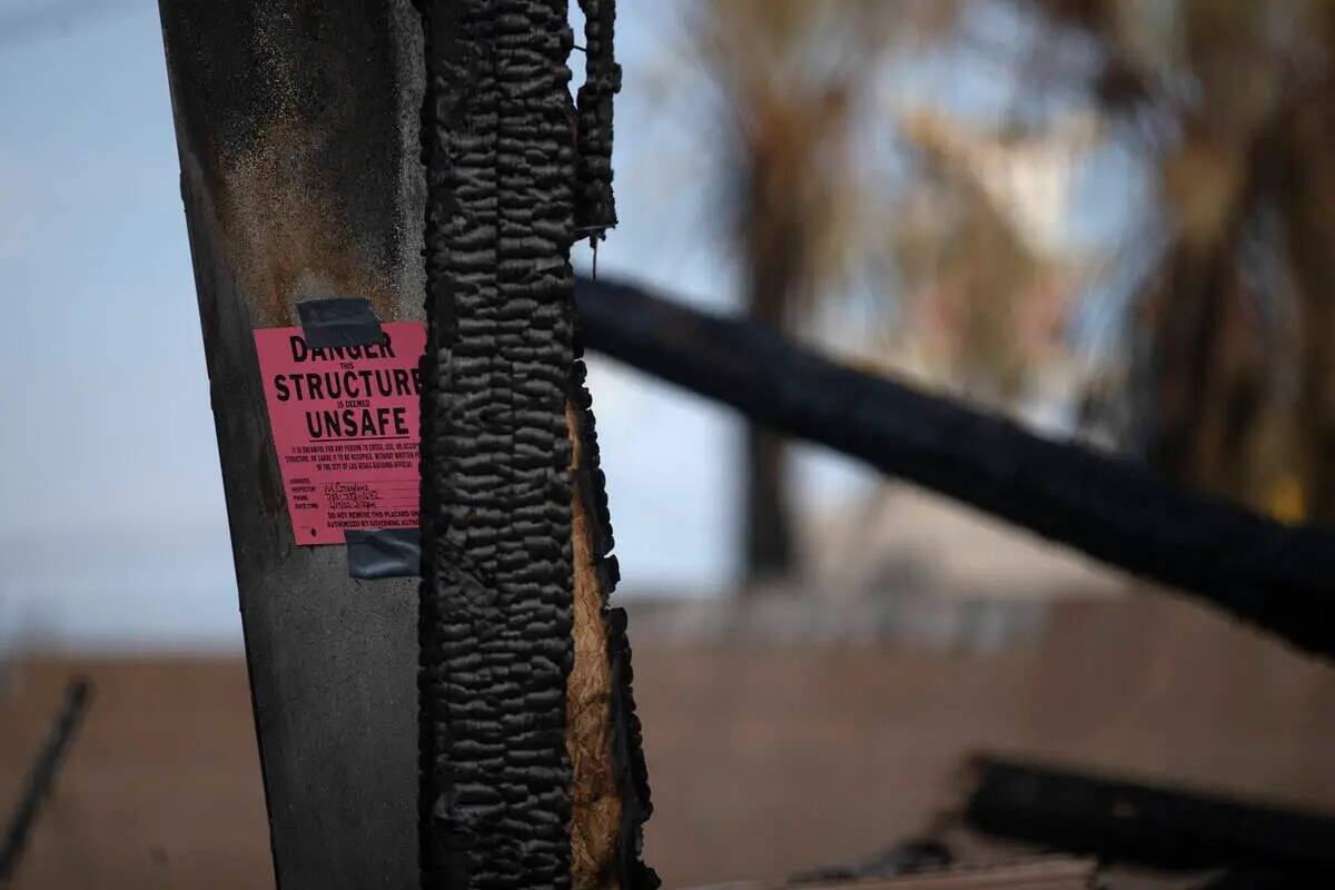 Los restos quemados de Urban Lofts Townhomes están marcados como inseguros el miércoles 29 de ...