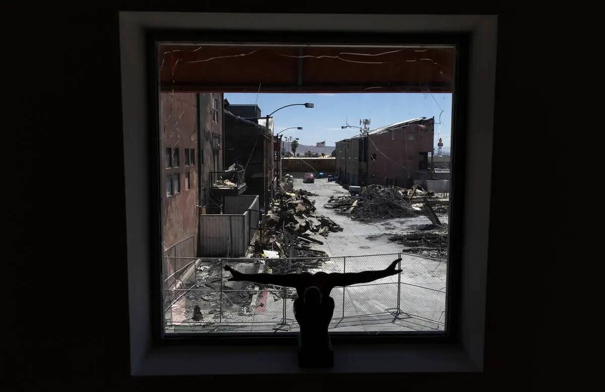 Los daños de un incendio se ven desde el balcón de Fernando Miro en Urban Lofts Townhomes y l ...