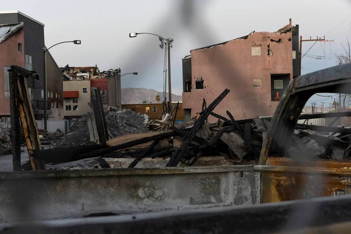 Los restos quemados de Urban Lofts Townhomes cercados el miércoles 29 de junio de 2022, en el ...