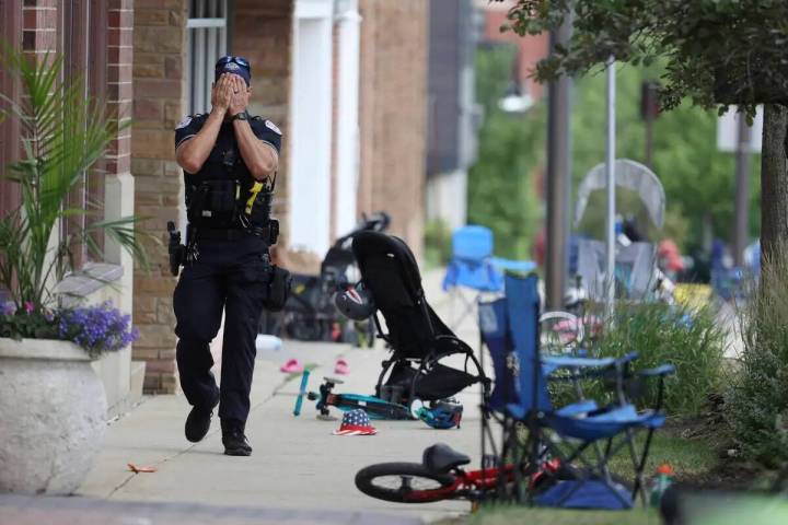 Un agente de policía del Condado Lake camina por Central Ave en Highland Park el lunes 4 de ju ...