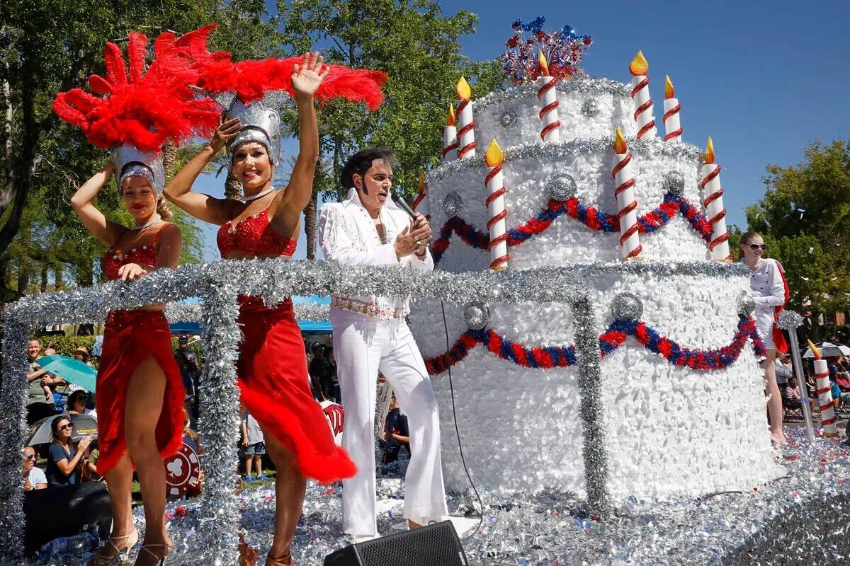 Un imitador de Elvis y unas bailarinas se presentan en la carroza "A Very Vegas Birthday" duran ...