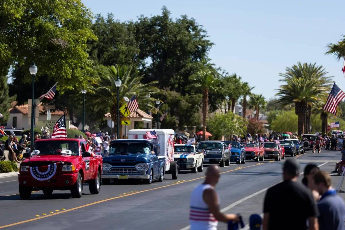 La gente asiste al 74º desfile anual del 4 de julio en Boulder City, el lunes 4 de julio de 20 ...
