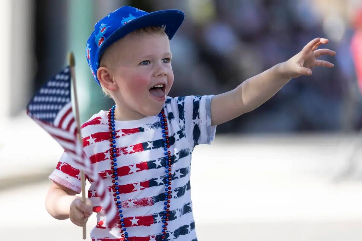 Ryker McArthur, de tres años, de Henderson, observa el 74º desfile anual del 4 de julio en Bo ...