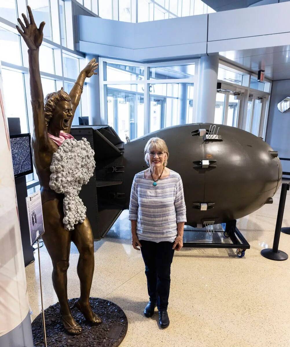 Jeanne Sharp Howerton posa para una foto entre la escultura de "Miss Atom Bomb", a la izquierda ...