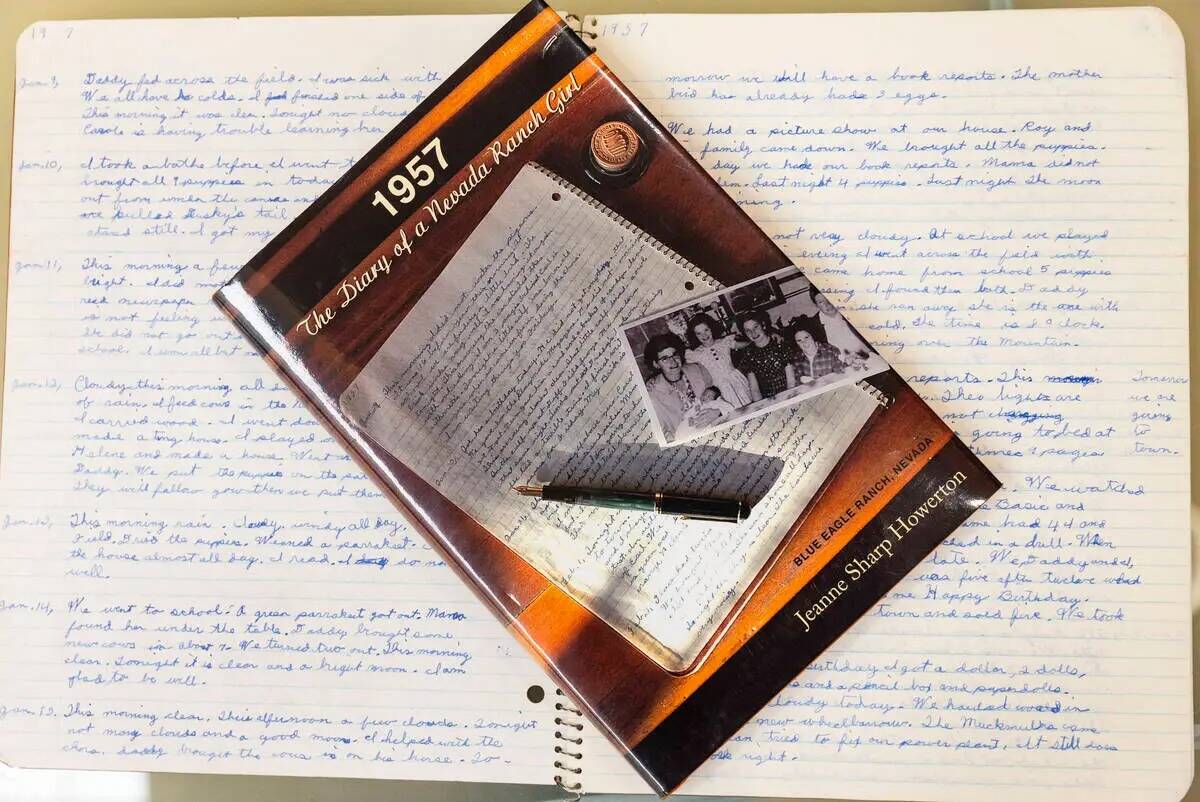 El libro publicado por Jeanne Sharp Howerton y su diario son fotografiados en el National Atomi ...