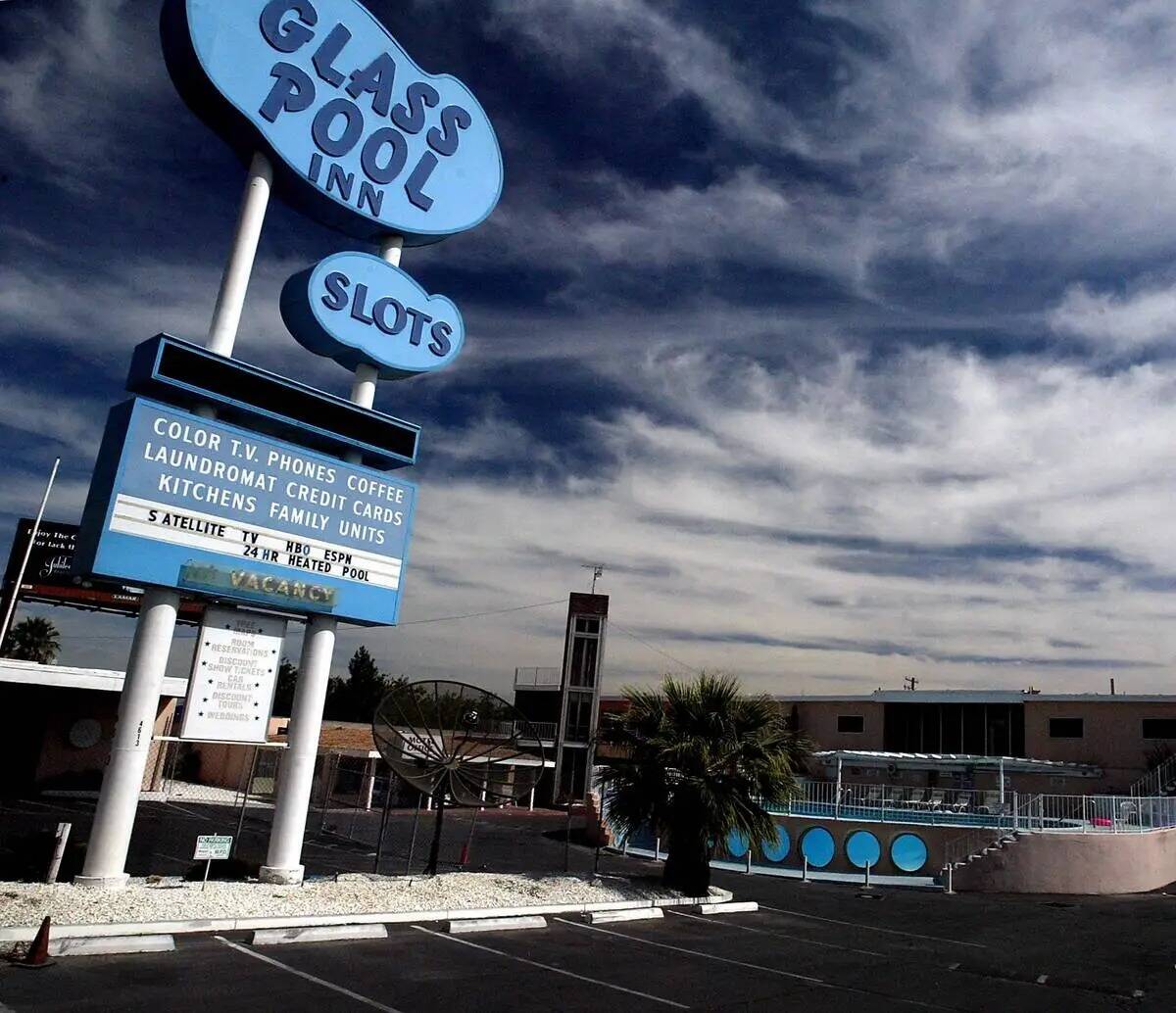 En esta foto del 6 de octubre de 2003, en Las Vegas Boulevard South, se ve el Glass Pool Inn. E ...