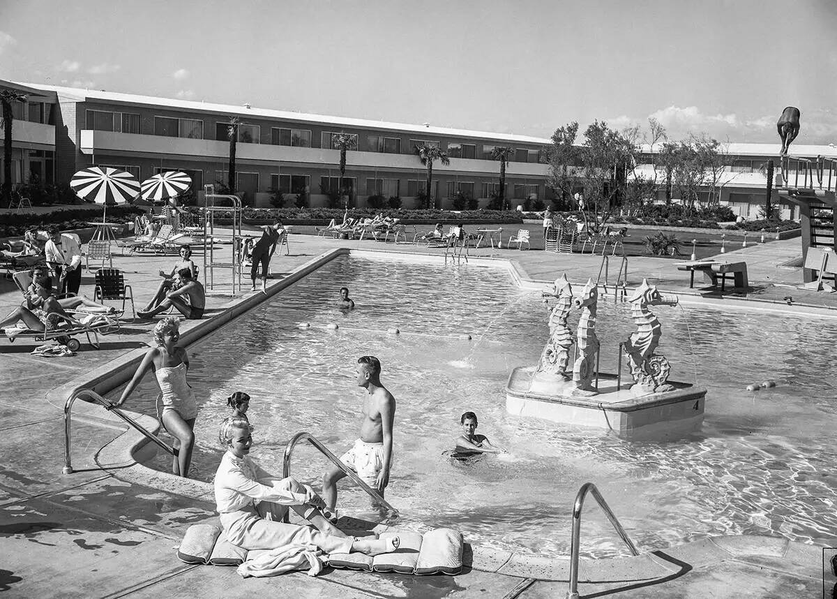 La piscina del Dunes el 22 de octubre de 1955. (Las Vegas News Bureau)