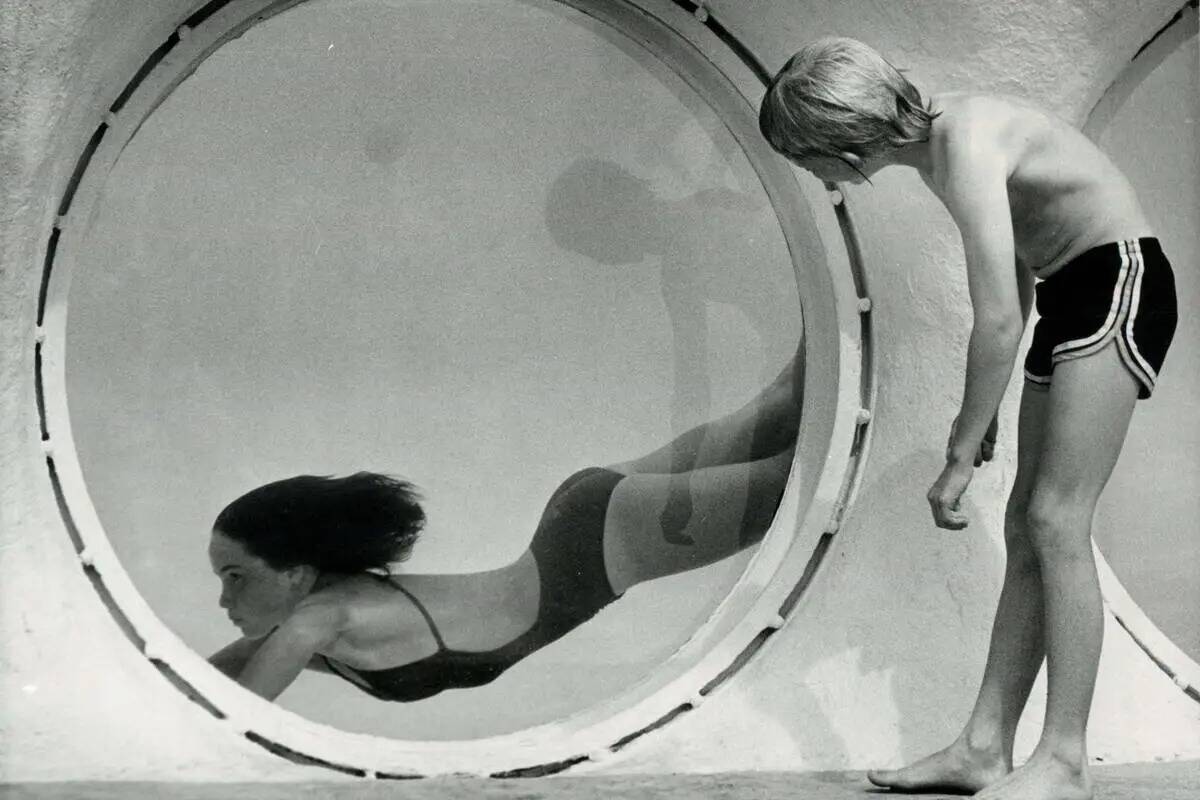 El Motel Mirage, en el Strip de Las Vegas, tenía una piscina sobre el suelo con ventanas de ab ...