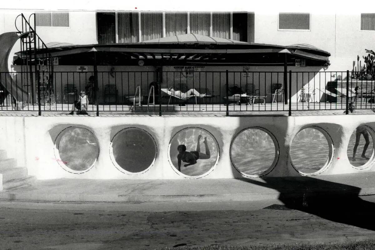Se muestra el Glass Pool Inn, en el antiguo Motel Mirage, el 24 de mayo de 1992. El sitio era u ...