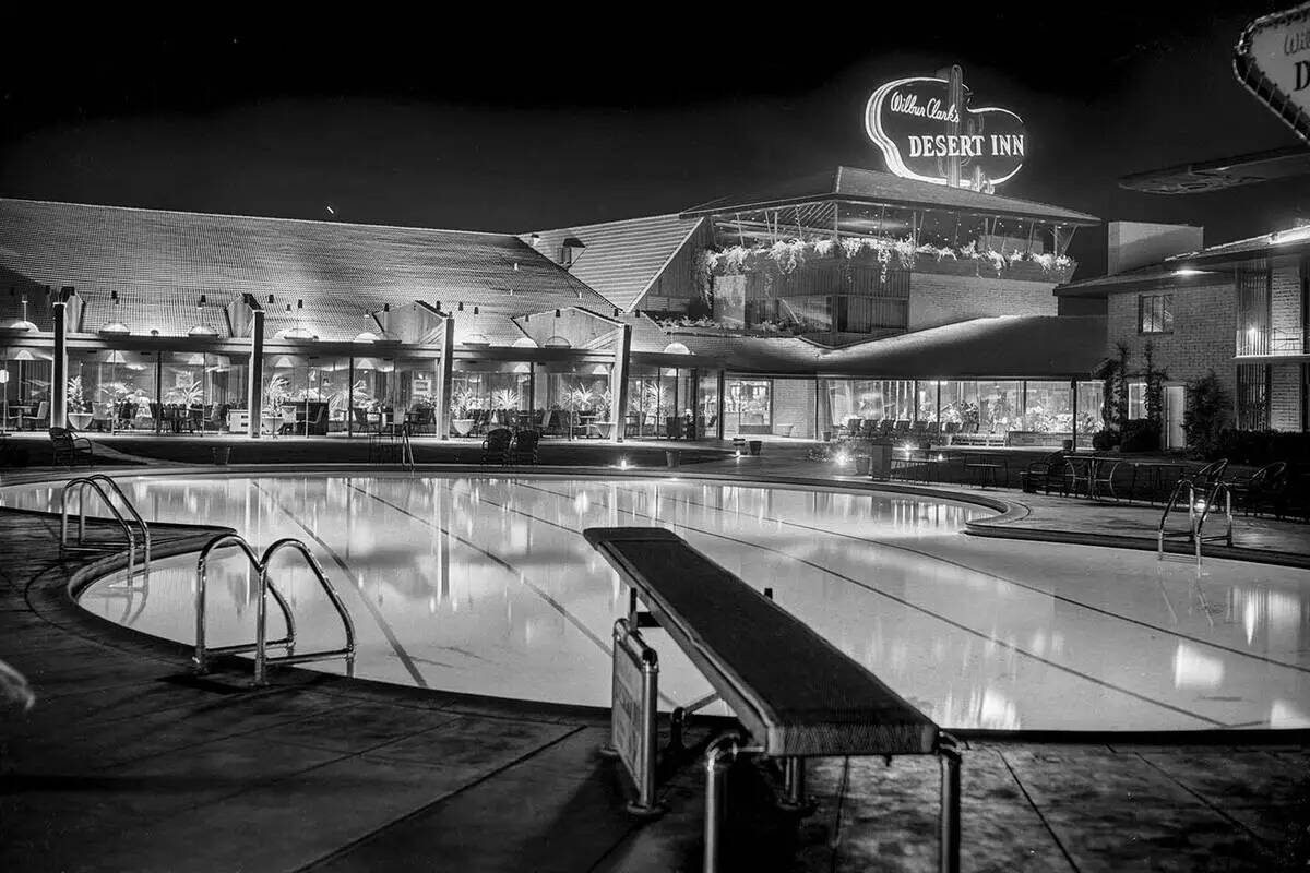 Una vista nocturna de la piscina del Desert Inn el 5 de diciembre de 1952. (Don English/Las Veg ...