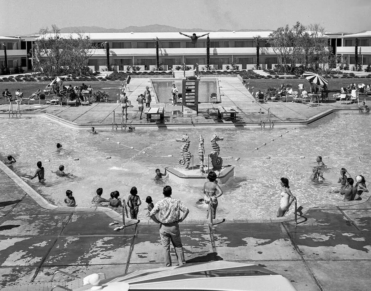 La piscina del Dunes el 29 de agosto de 1955. (Las Vegas News Bureau)