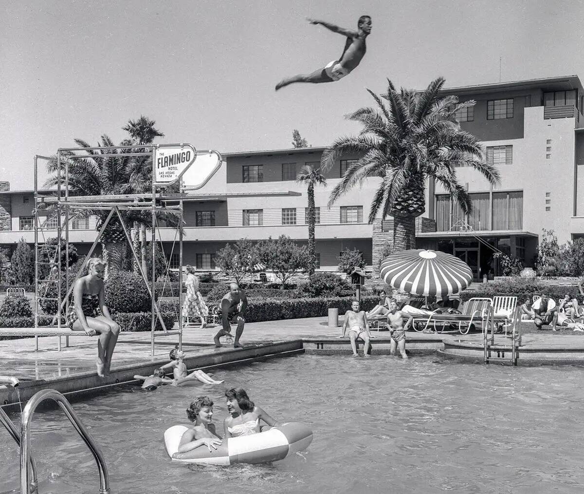 La piscina del Flamingo el 22 de junio de 1953 (Las Vegas News Bureau)