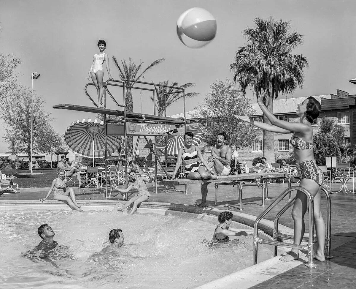 Huéspedes disfrutan de la piscina del Hotel Thunderbird el 6 de abril de 1956. ( Las Vegas New ...