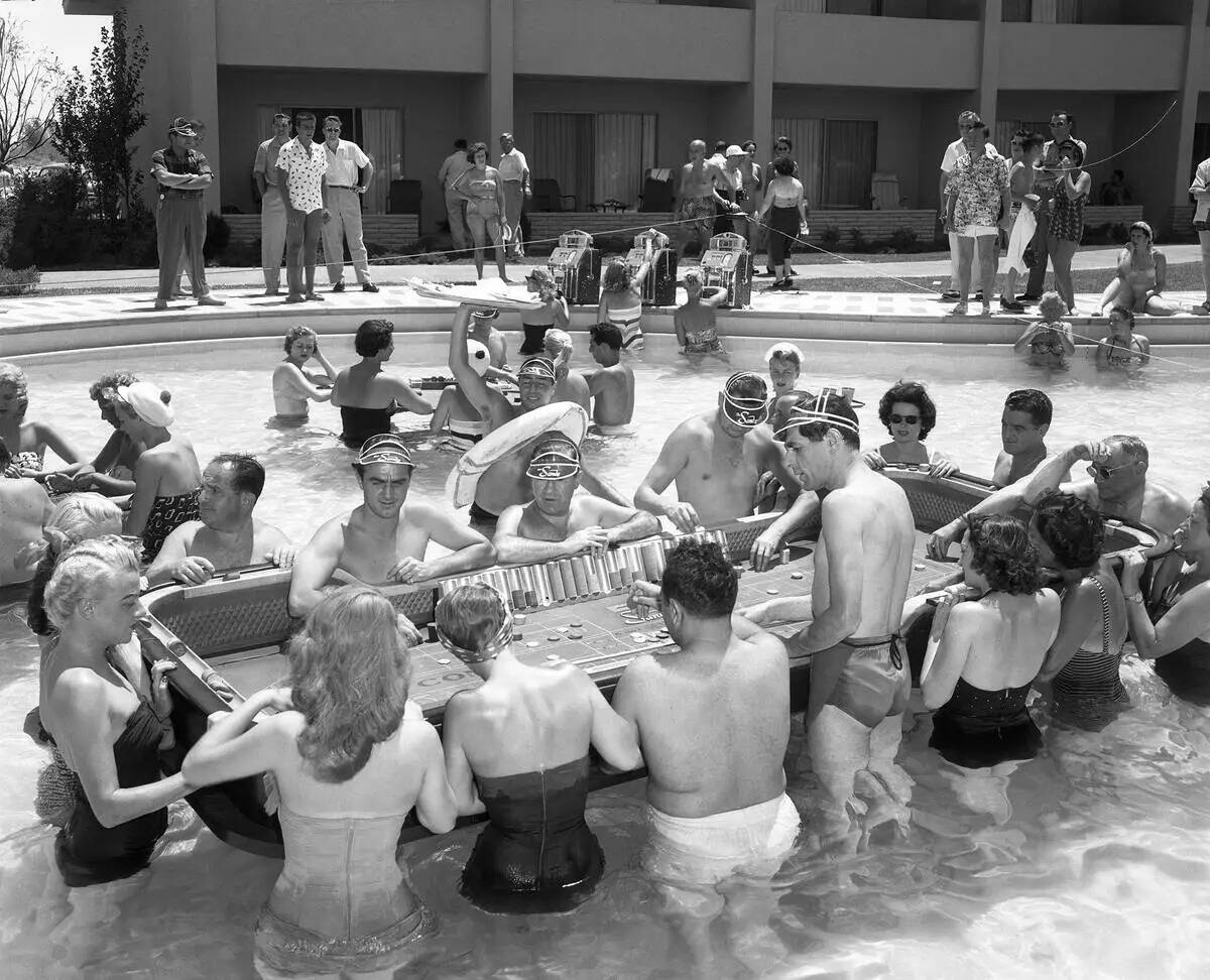 Apostadores juegan dados flotante en la piscina del Sands el 30 de junio de 1953. (Las Vegas Ne ...