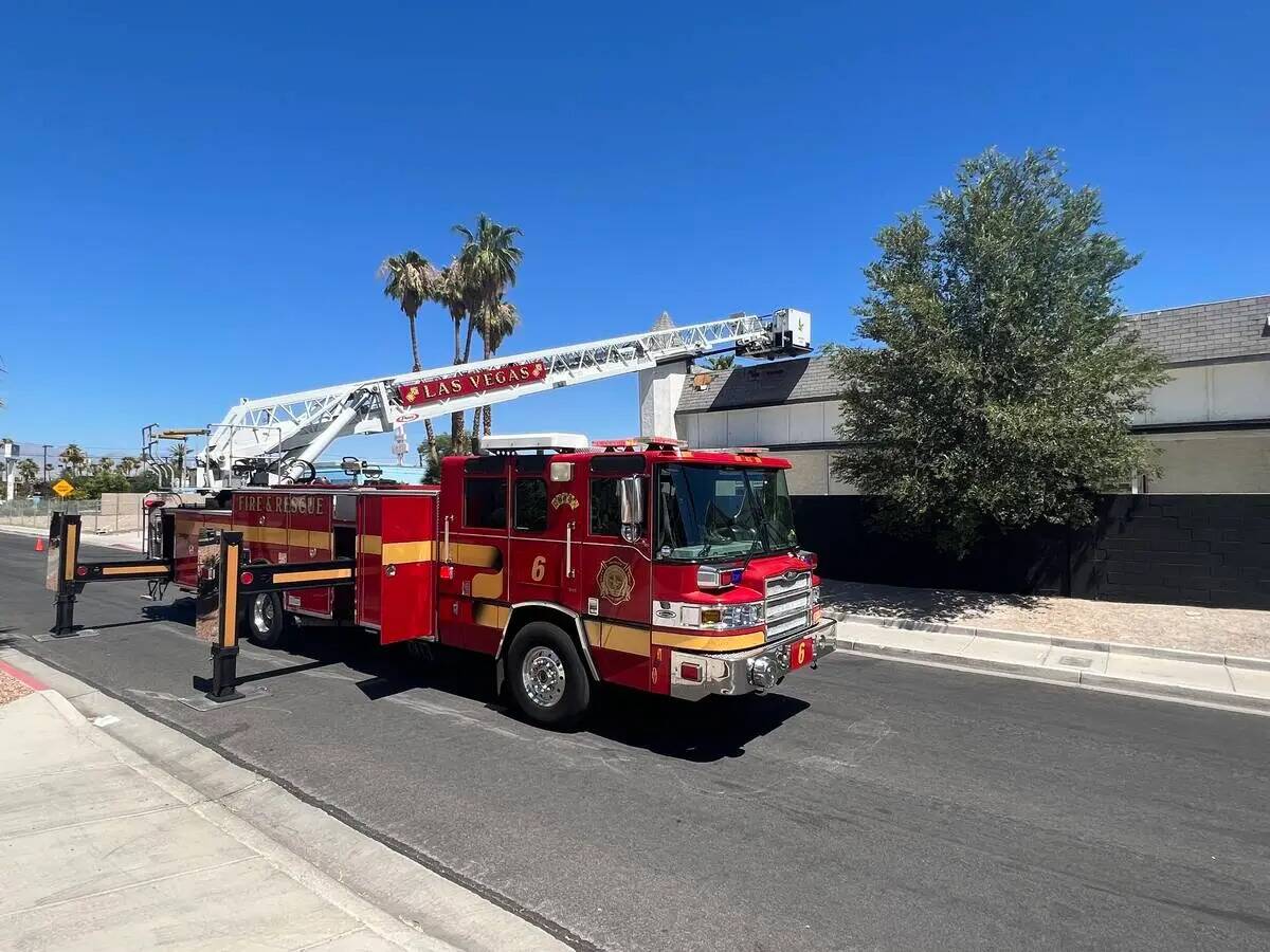 Un equipo de Las Vegas Fire and Rescue se muestra ejecutando ejercicios de capacitación en la ...