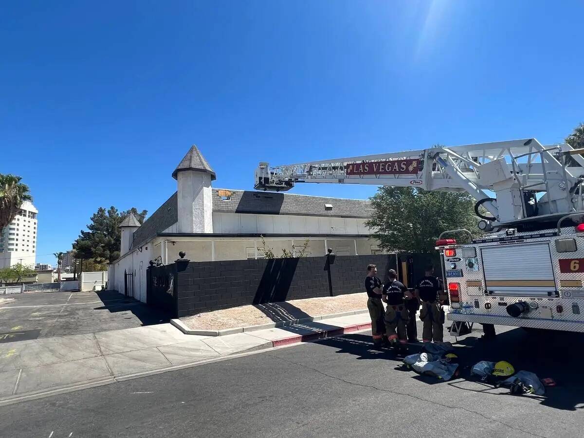 Un equipo de Las Vegas Fire and Rescue se muestra ejecutando ejercicios de capacitación en la ...