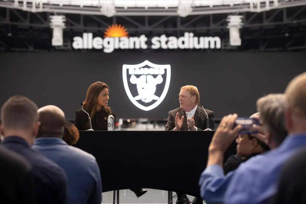 El dueño de los Raiders, Mark Davis, anuncia a Sandra Douglass Morgan como nueva presidenta de ...