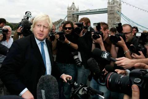 ARCHIVO - El primer ministro británico del Partido Conservador, Boris Johnson, a la izquierda, ...