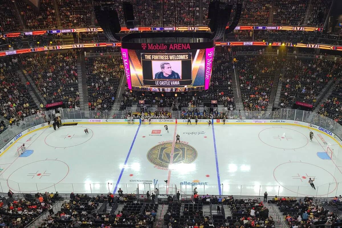 T-Mobile Arena antes de un partido de la NHL entre los Edmonton Oilers y los Vegas Golden Knigh ...