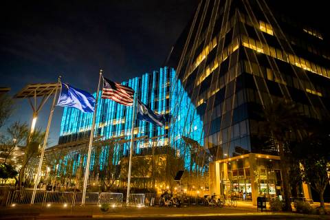 Archivo.- El Ayuntamiento de Las Vegas está iluminado con luces azules y blancas en honor, el ...