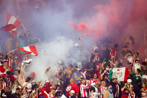 Archivo.- Los aficionados al fútbol lanzan humos de colores durante la segunda mitad de un par ...