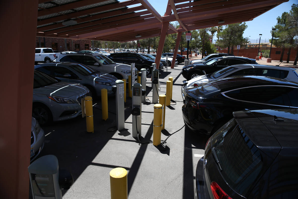 Archivo.- Estación de carga de vehículos eléctricos en el Condado Clark en Las Vegas el mart ...