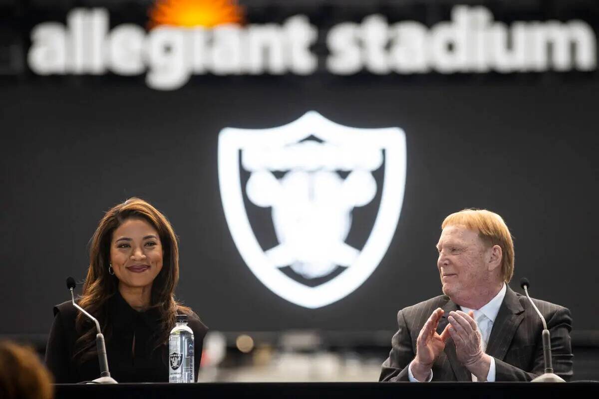 Sandra Douglass Morgan, la nueva presidenta de los Raiders, habla mientras el propietario del e ...