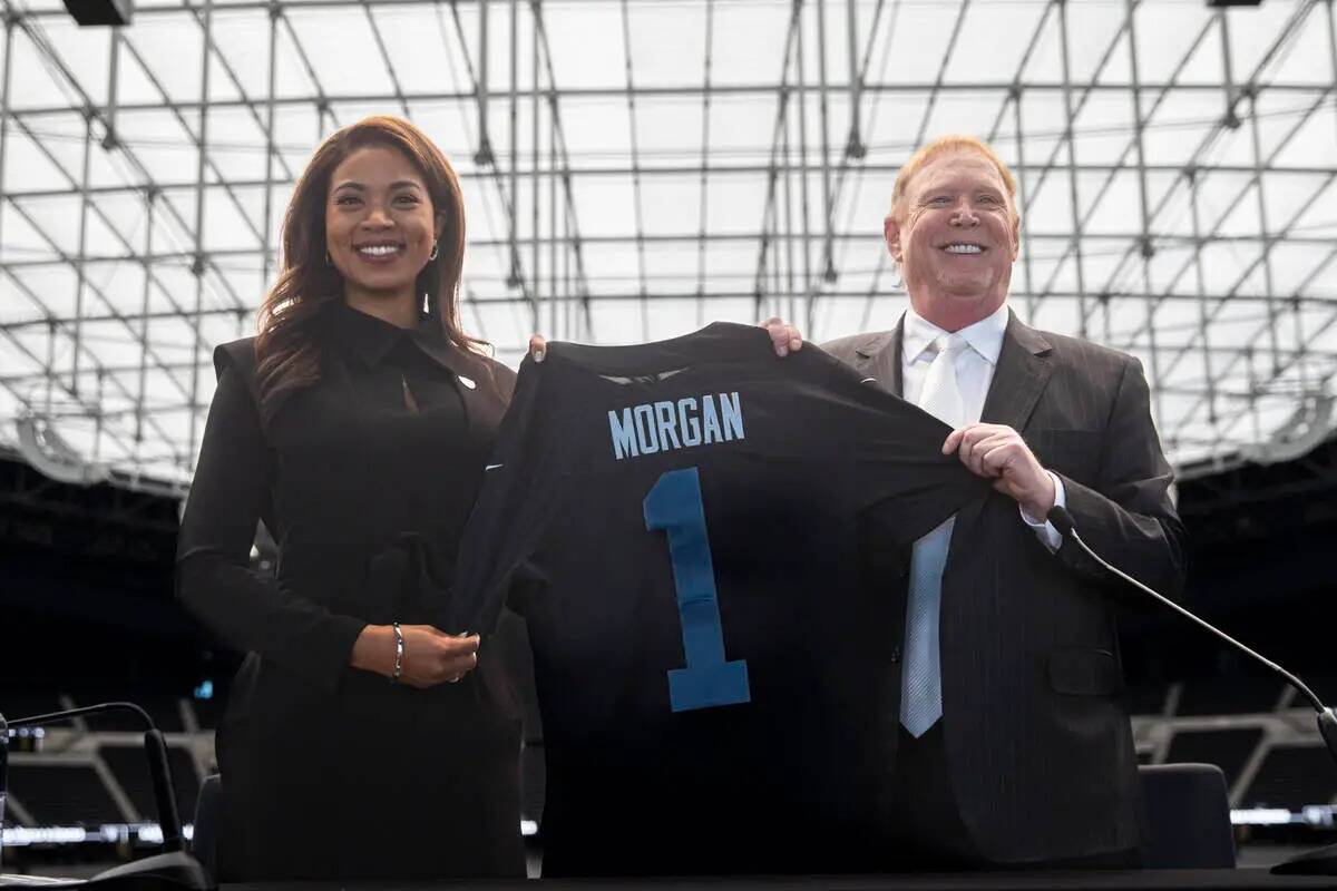 El propietario de los Raiders, Mark Davis, posa para un retrato con la nueva presidenta del equ ...