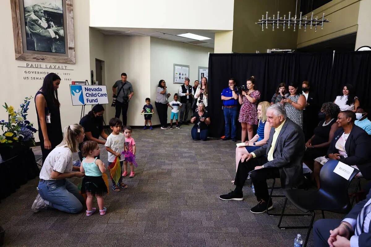 El gobernador Steve Sisolak disfruta de la actuación del grupo de niños pequeños del Early C ...