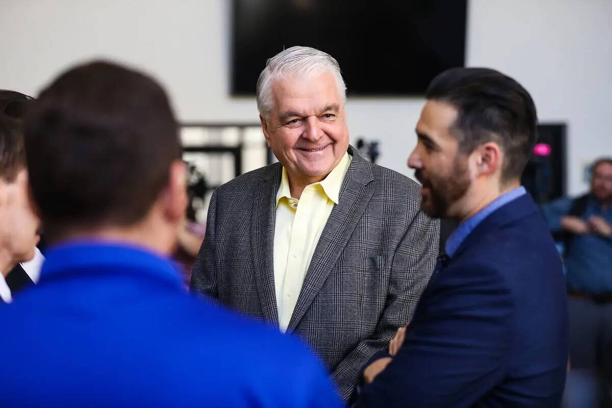 El gobernador Steve Sisolak habla con invitados en un evento para lanzar el Fondo de Atención ...