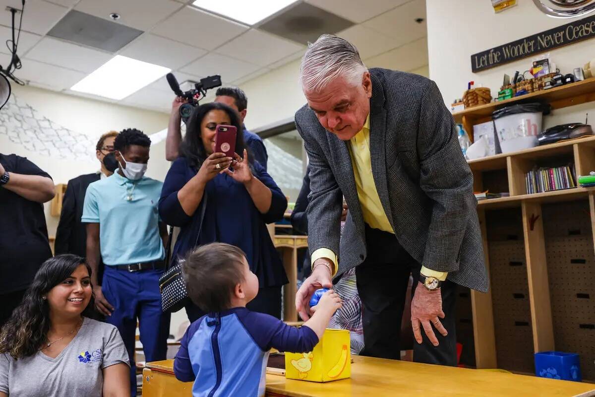 El gobernador Steve Sisolak convive con Cassian Lee, de un año, en el College of Southern Neva ...