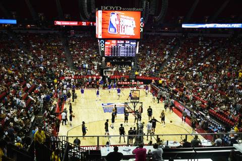 Miles de personas acuden a un partido de la NBA Summer League 2022, en Thomas & Mack Center, el ...