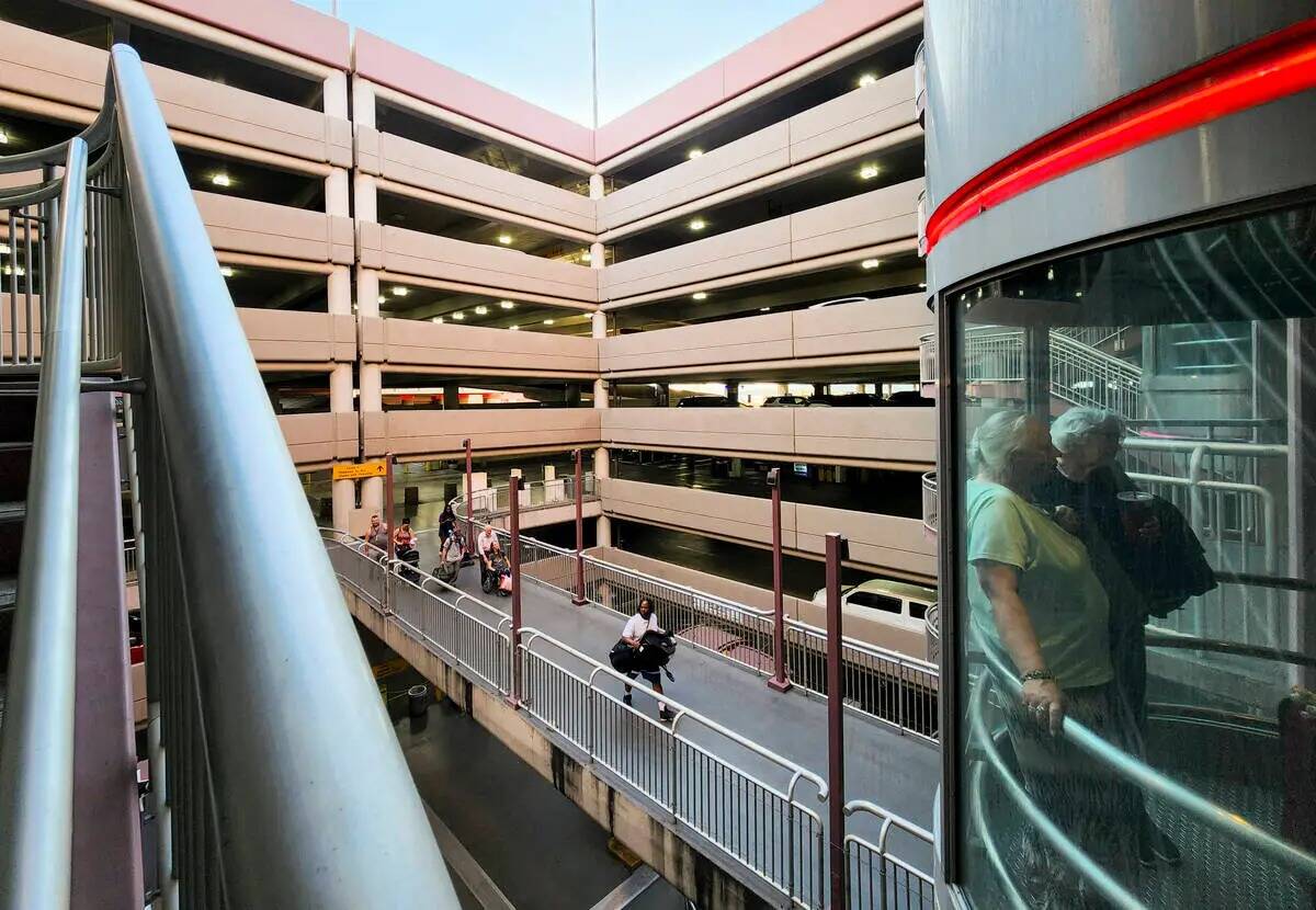 Una vista del estacionamiento público del Aeropuerto Internacional Harry Reid el miércoles 29 ...