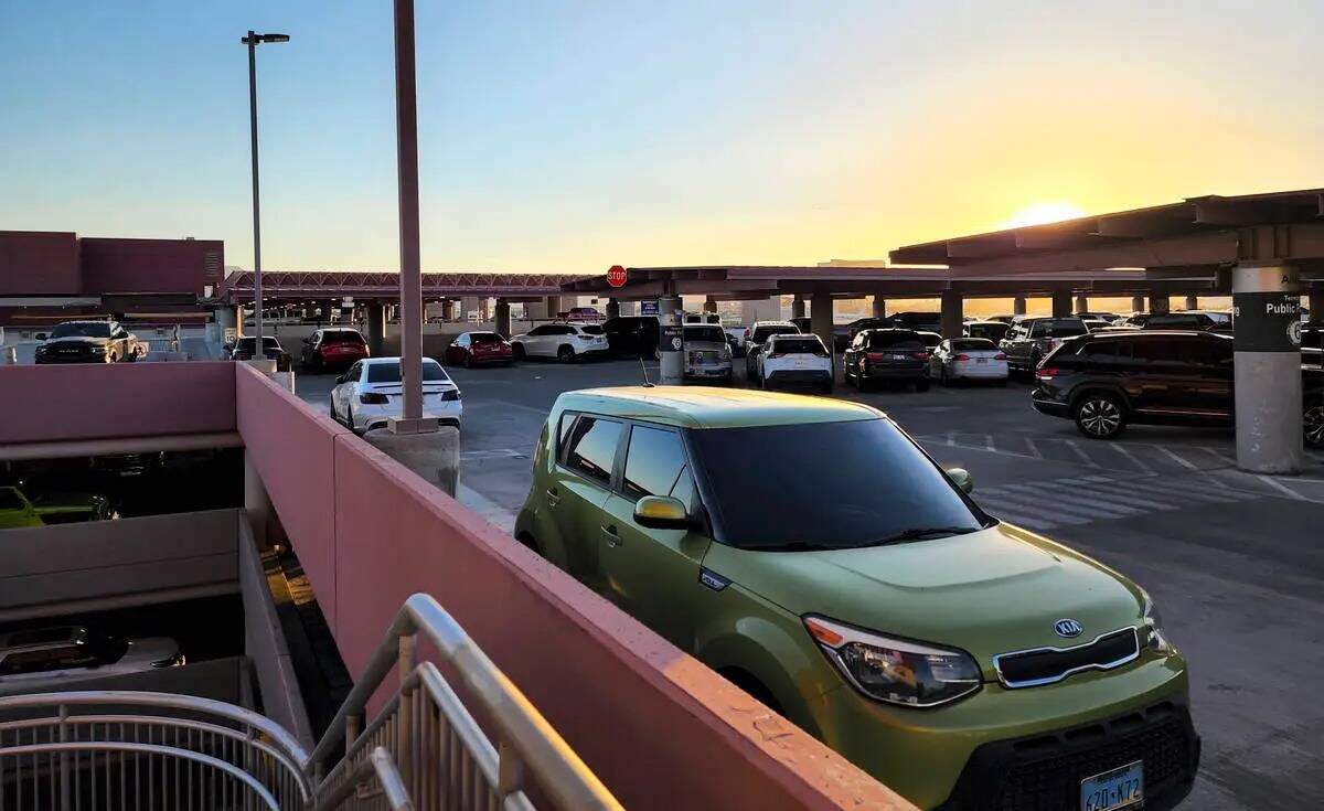 Los autos llenan el piso superior del estacionamiento de largo plazo en el Aeropuerto Internaci ...