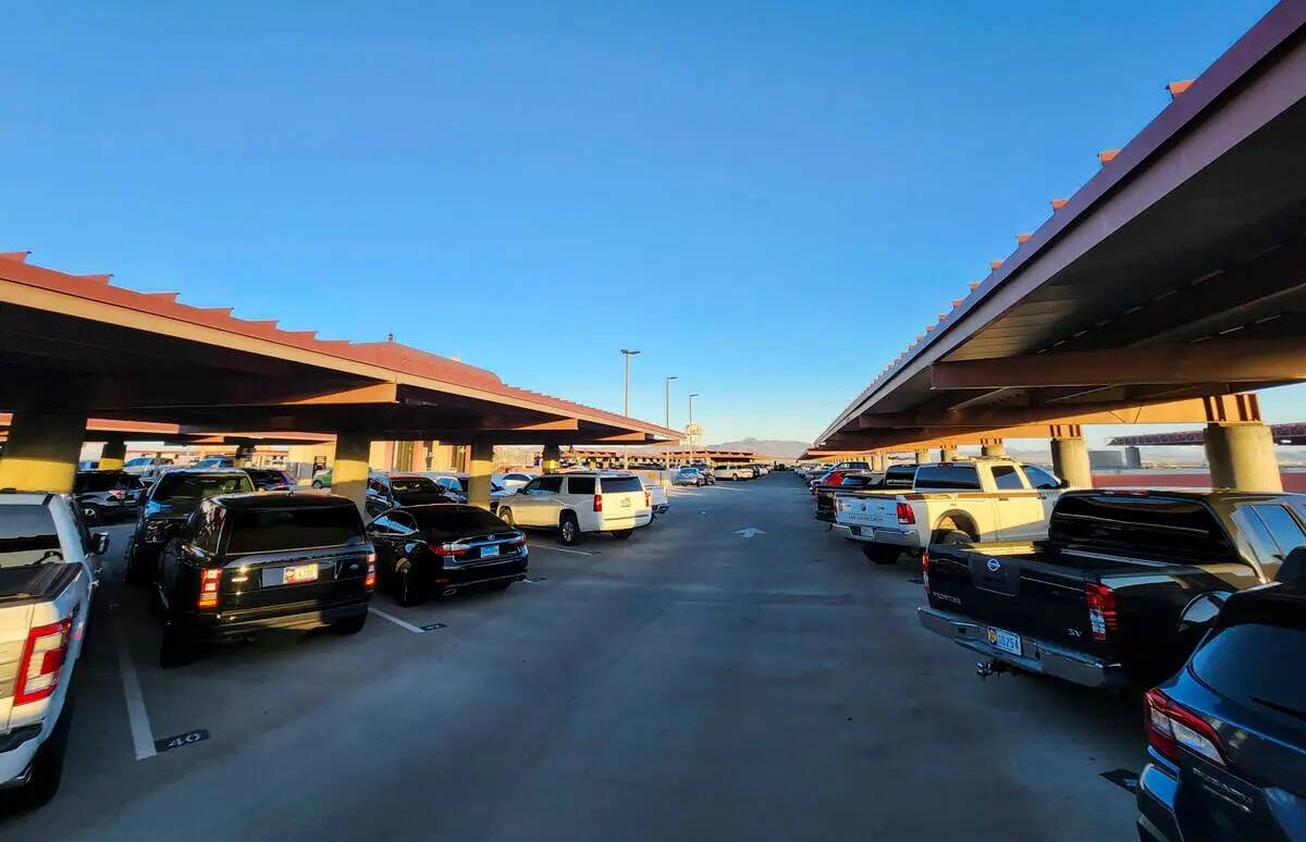 Los autos llenan el piso superior del estacionamiento de largo plazo en el Aeropuerto Internaci ...
