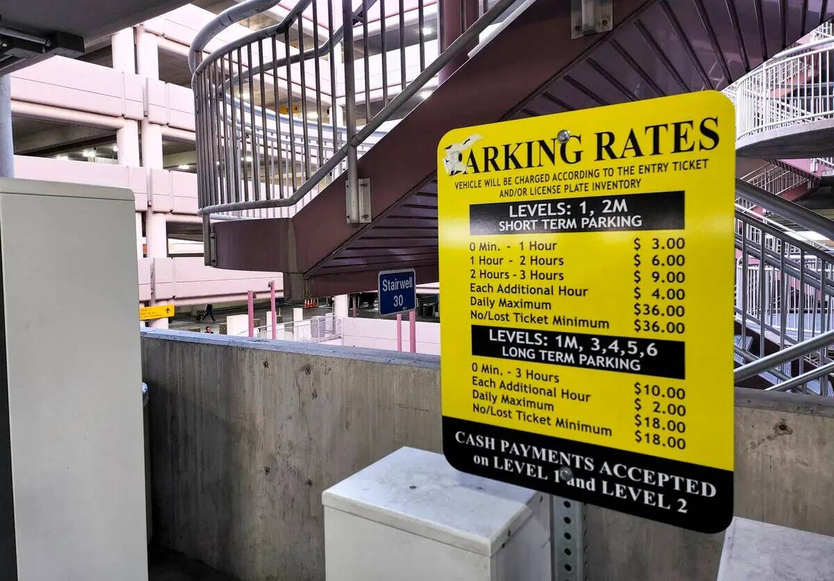 Una vista de las tarifas del estacionamiento público en el Aeropuerto Internacional Harry Reid ...