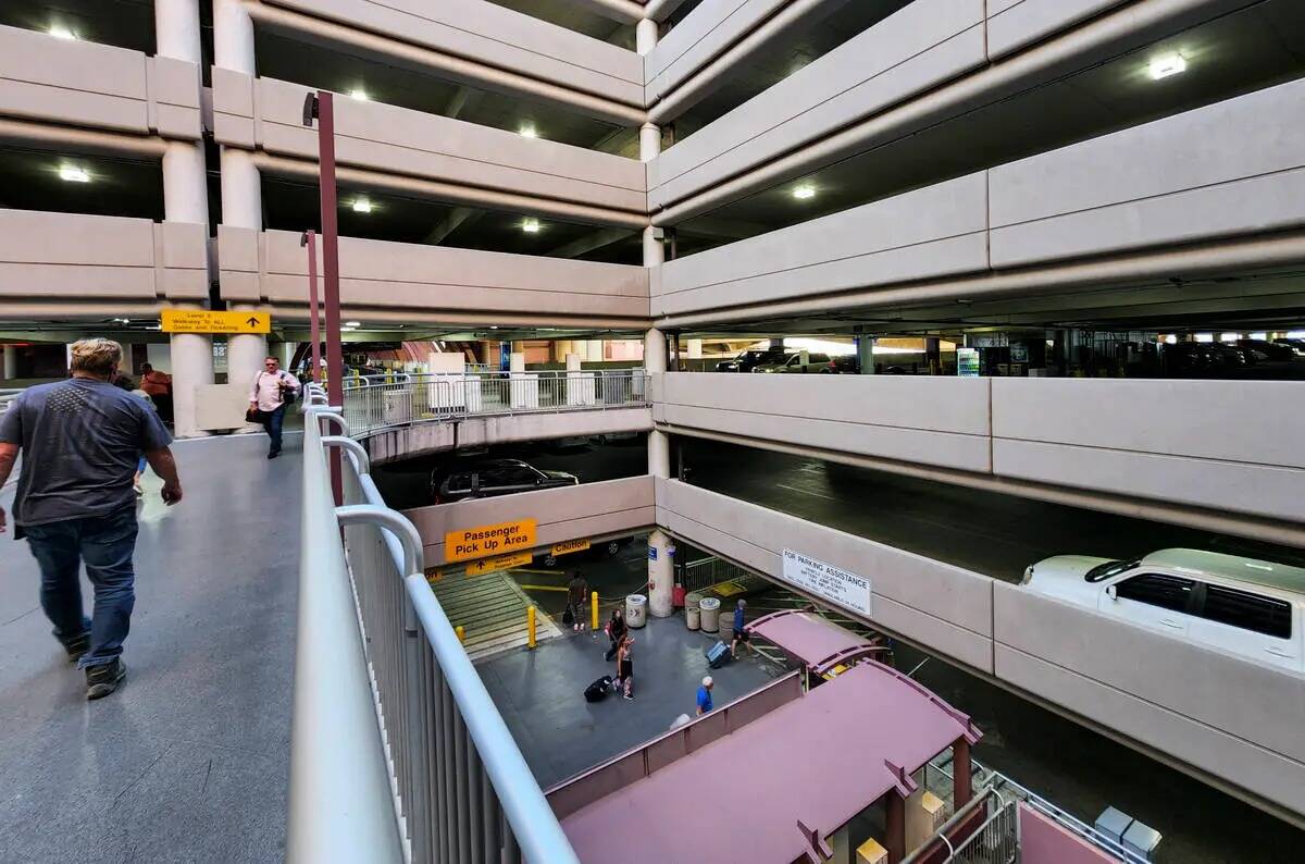 Una vista del estacionamiento público del Aeropuerto Internacional Harry Reid el miércoles 29 ...